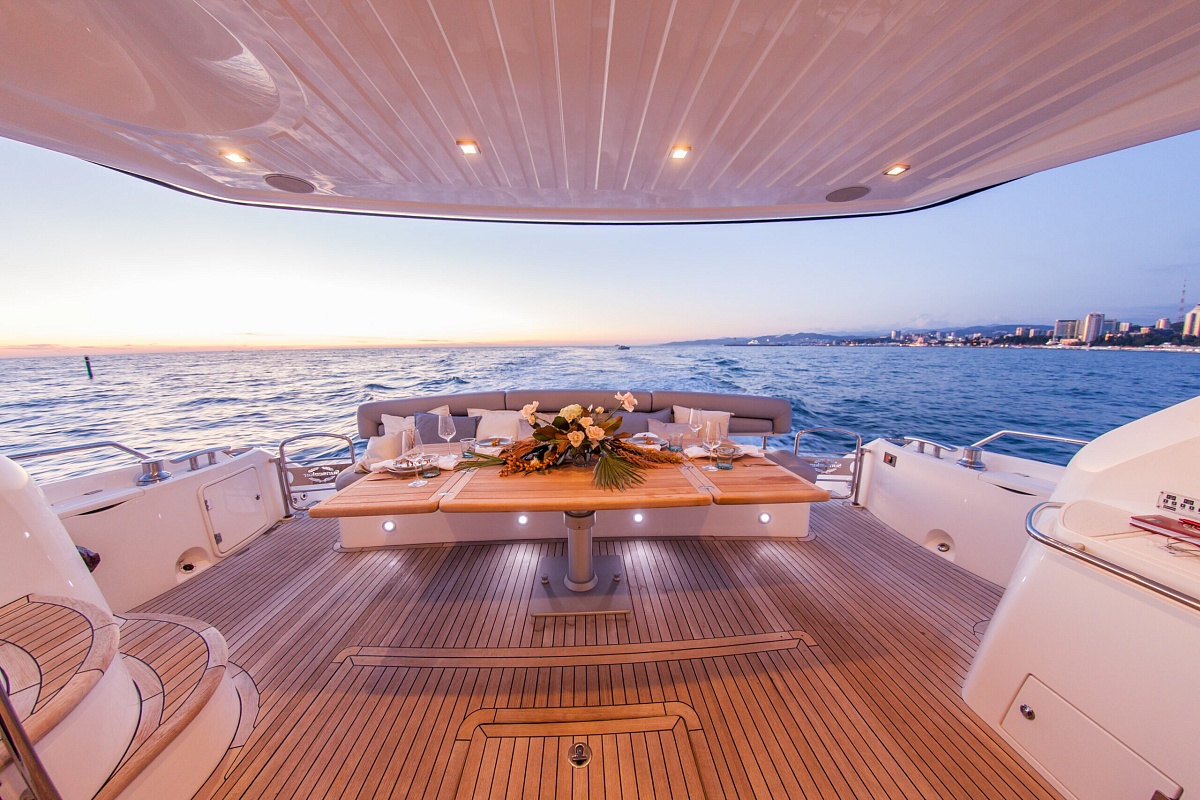 Аренда моторной яхты Sunseeker 70 в Москве - стол на корме